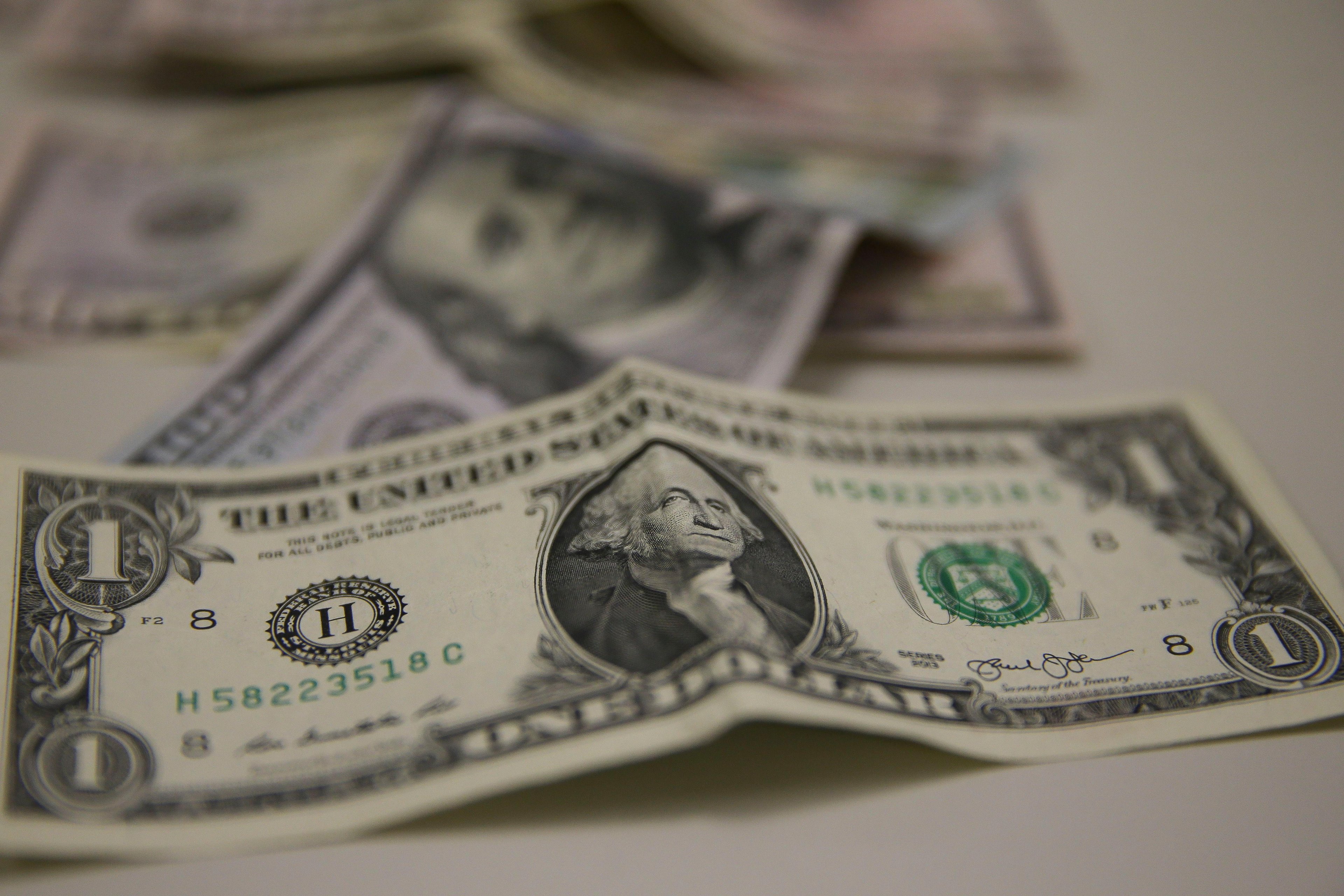 D&oacute;lar volta a ficar em alta