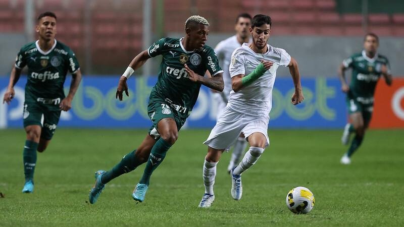 Palmeiras vence Am&eacute;rica-MG e encara Inter em vantagem