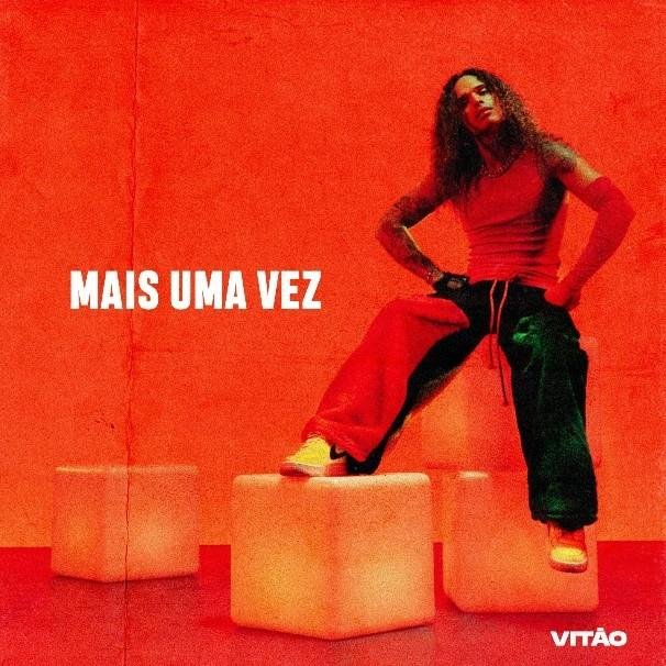 Em um novo momento na carreira, muito mais alegre, solar e reconectado consigo, Vit&atilde;o chega com um material vers&aacute;til, que traz em cada m&uacute;sica suas novas viv&ecirc;ncias e as diferentes perspectivas de sua vida