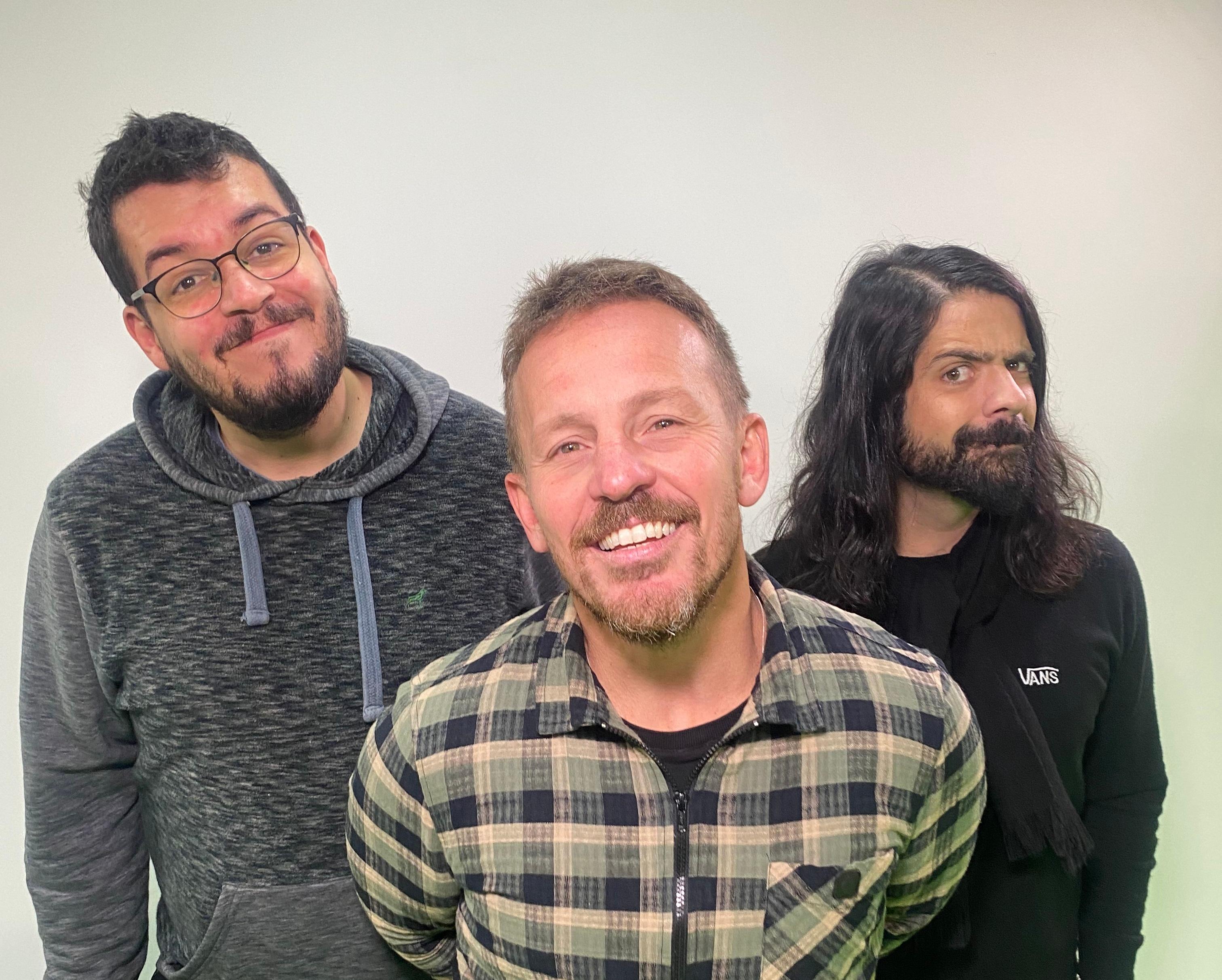 Pedro Espinoza, Rafinha Menegazzo e Raphael Gomes falam de fatos cotidianos mundiais, com muito humor.