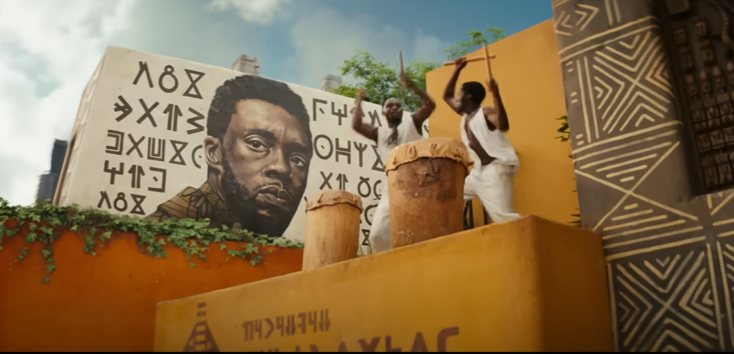O v&iacute;deo deixa claro que T'Challa, personagem de Chadwick Boseman, morreu ao mostrar os membros de sua fam&iacute;lia lidando com sua aus&ecirc;ncia