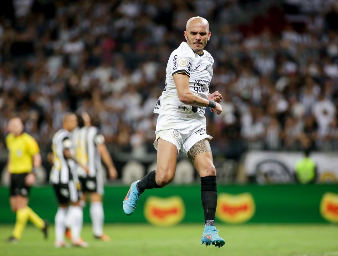 Partida contou com dois gols de F&aacute;bio Santos