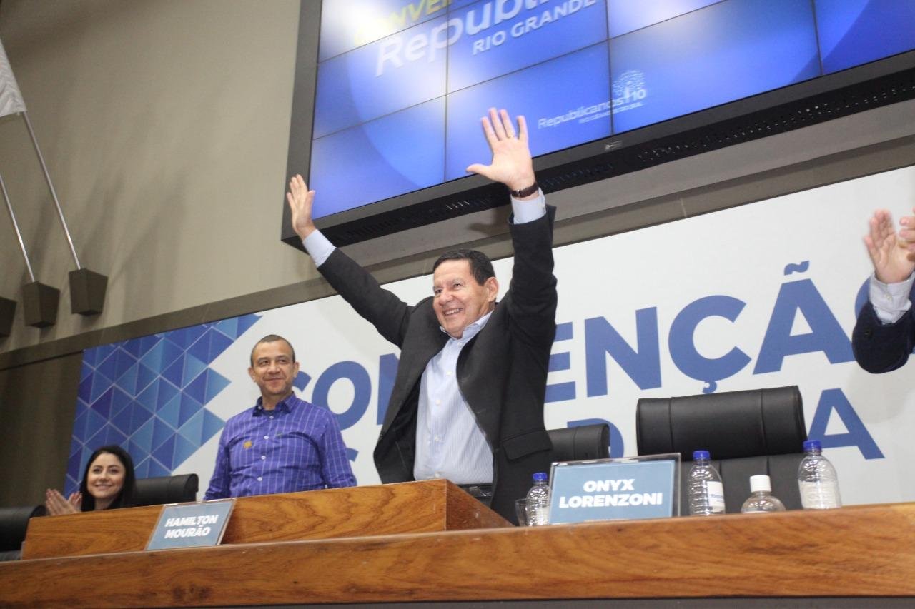 Hamilton Mour&atilde;o durante conven&ccedil;&atilde;o no s&aacute;bado