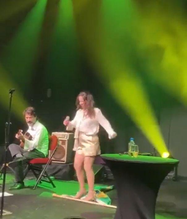 Bebel Gilberto sambou na bandeira do Brasil recebida de um espectador durante show em San Francisco.
