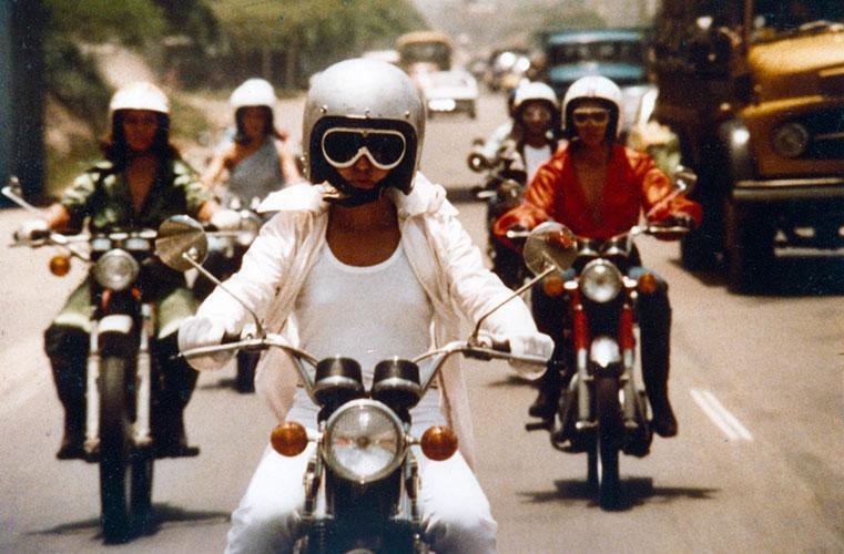 Em "Feminino Plural", sete mulheres em motocicletas procuram resgatar a for&ccedil;a do feminino.