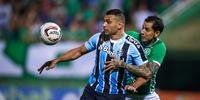 Diego Souza em disputa de bola com Victor Ramos