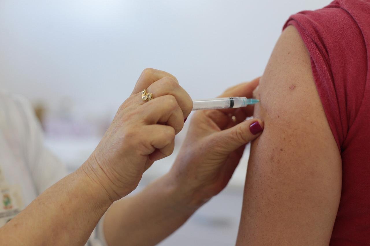 &Eacute; poss&iacute;vel receber simultaneamente as vacinas da Covid-19 e Influenza