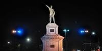 Iluminação deu destaque à estátua de Brigadeiro Sampaio