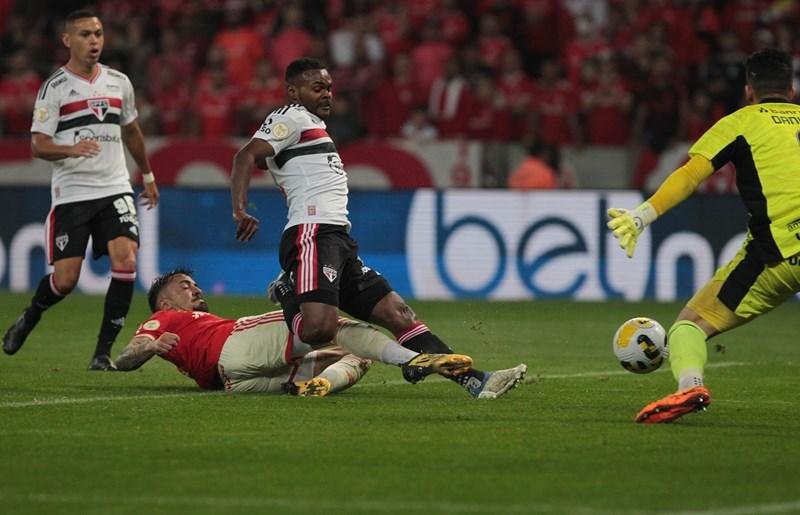 Em jogadas id&ecirc;nticas, Nik&atilde;o marcou dois gols contra o Inter no Beira-Rio