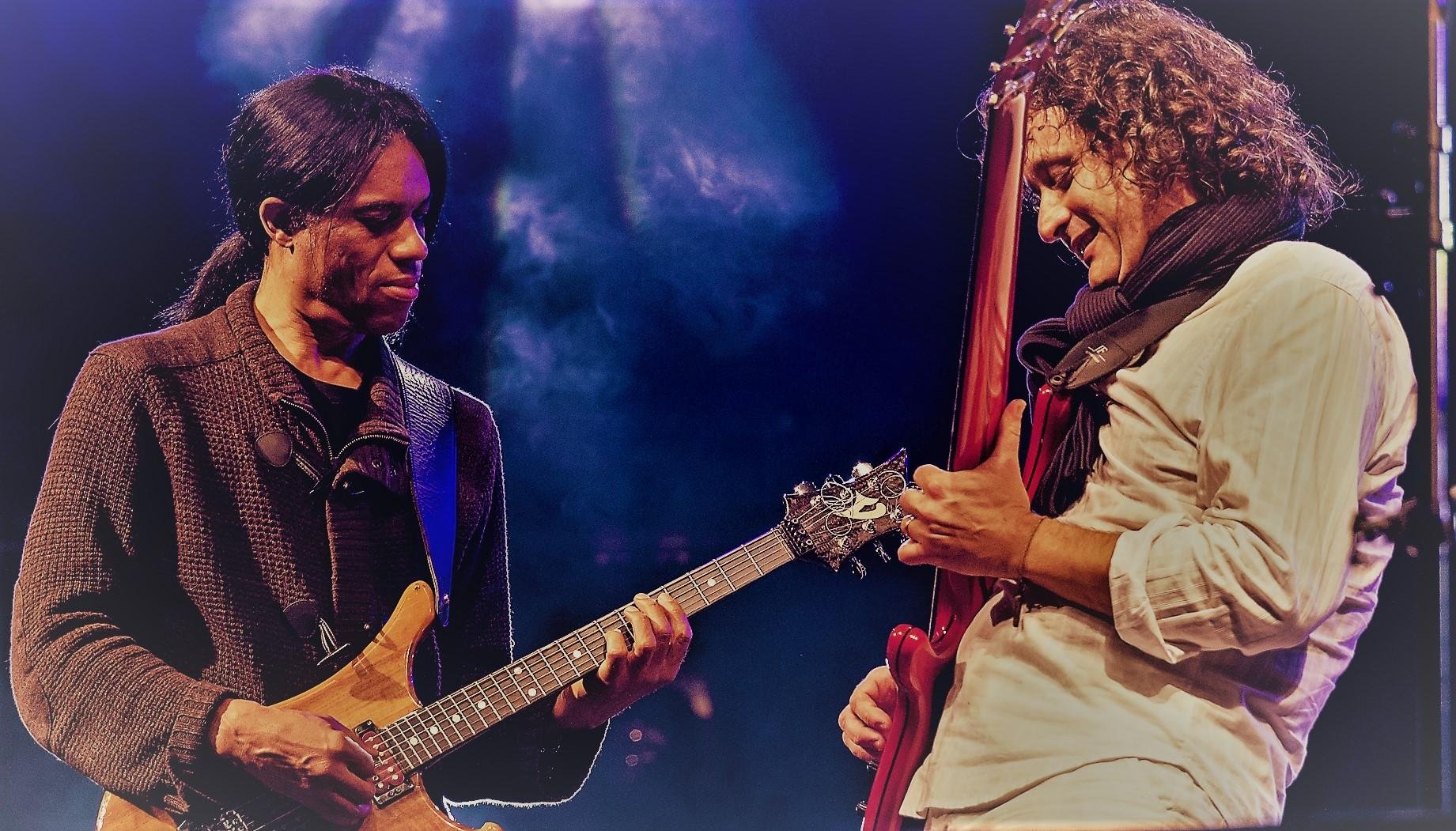 Stanley Jordan, um dos maiores guitarristas do mundo, e o contrabaixista brasileiro Dudu Lima dividem o palco