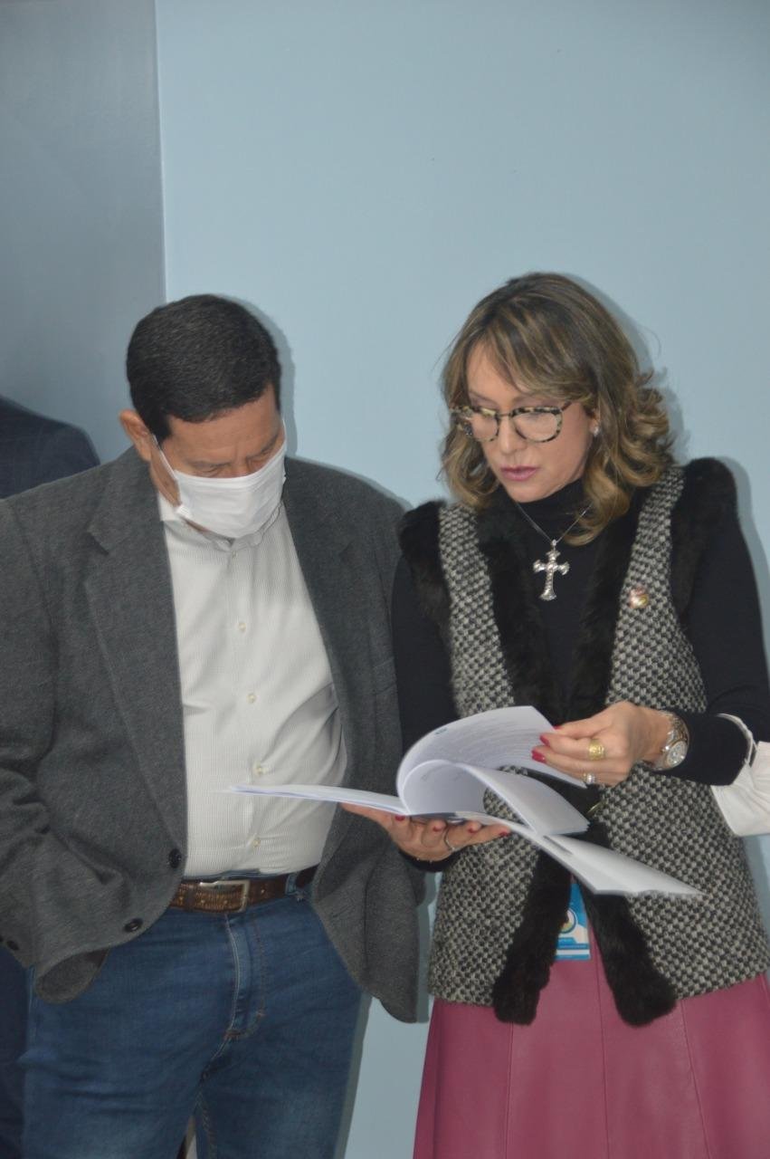 Durante encontro, gestora da Santa Casa de Caridade entregou tr&ecirc;s pedidos ao vice-presidente da Rep&uacute;blica