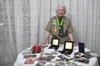Wilma, de 94 anos, coleciona fotos, medalhas e boas lembranças do escotismo.