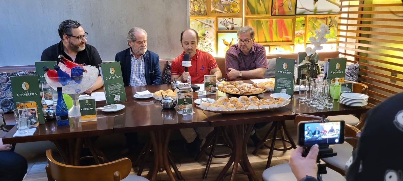 Gustavo Melo Czekster, Alcy Cheuiche, Luiz Gonzaga Lopes e Paulo Mendes em bate-papo pelo Dia do Escritor