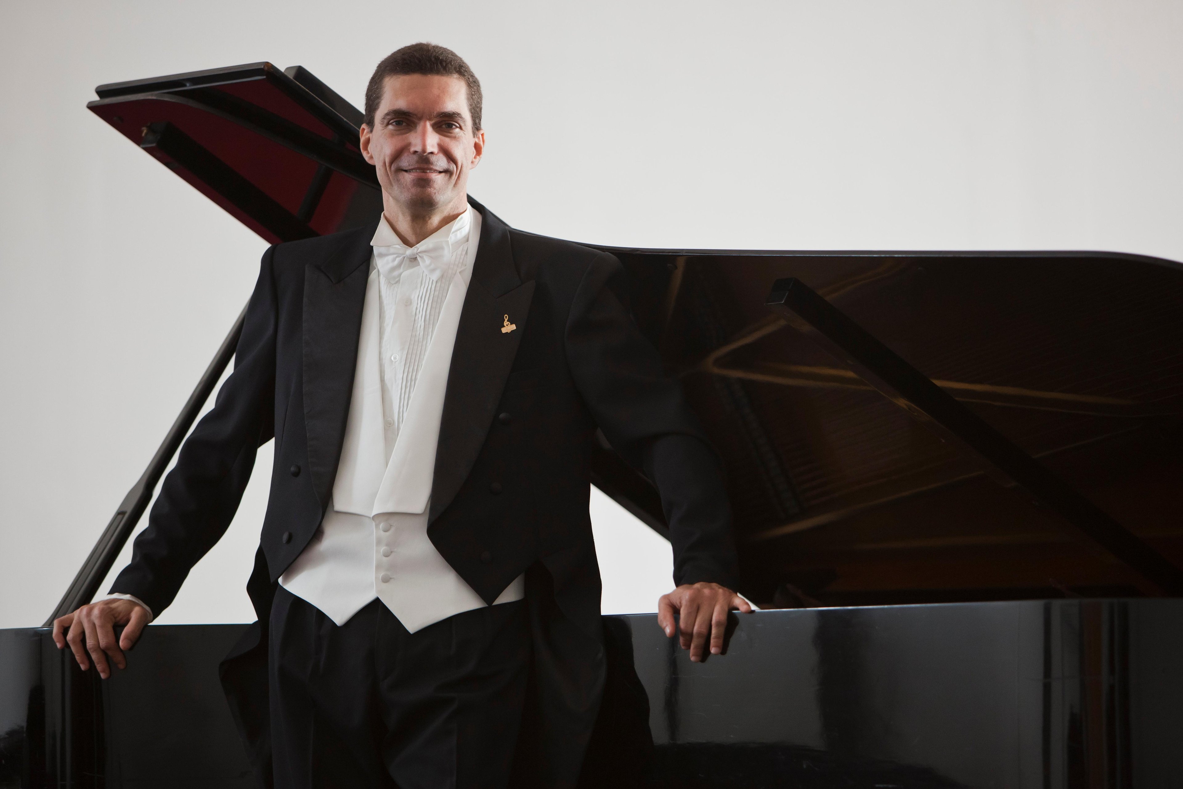 Com reg&ecirc;ncia do maestro Evandro Matt&eacute;, a Orquestra Theatro S&atilde;o Pedro recebe como solista o pianista Andr&eacute; Carrara neste domingo