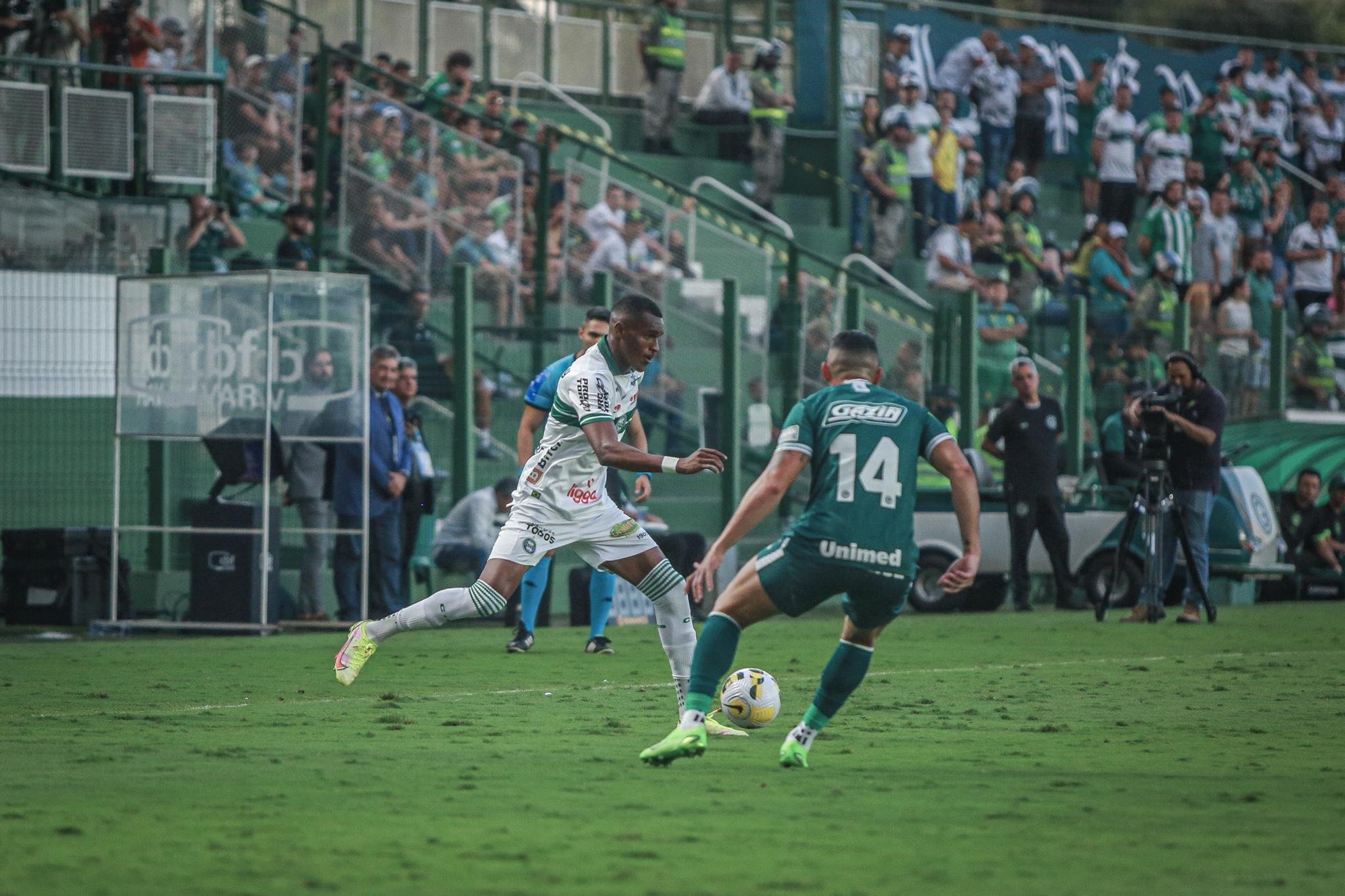Time goiano recebeu e venceu o Coritiba pelo placar de 1 a 0 no Est&aacute;dio da Serrinha