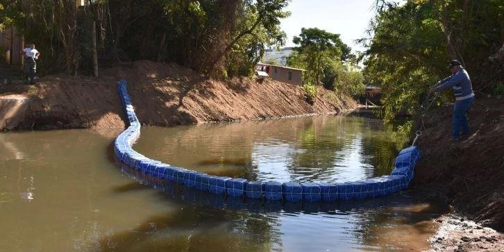 Oito toneladas de lixo j&aacute; foram retiradas do arroio da T&aacute;bua desde a instala&ccedil;&atilde;o da ecobarreira