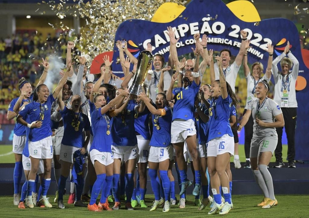 Jogadoras brasileiras comemoram o t&iacute;tulo da Copa Am&eacute;rica