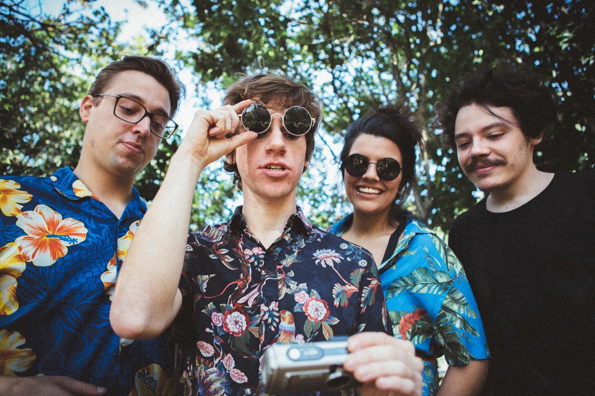 A banda ga&uacute;cha encara uma nova fase de lan&ccedil;amentos que tem seu come&ccedil;o marcado no single "Melhor Que Eu (Deixa Pra L&aacute;)"