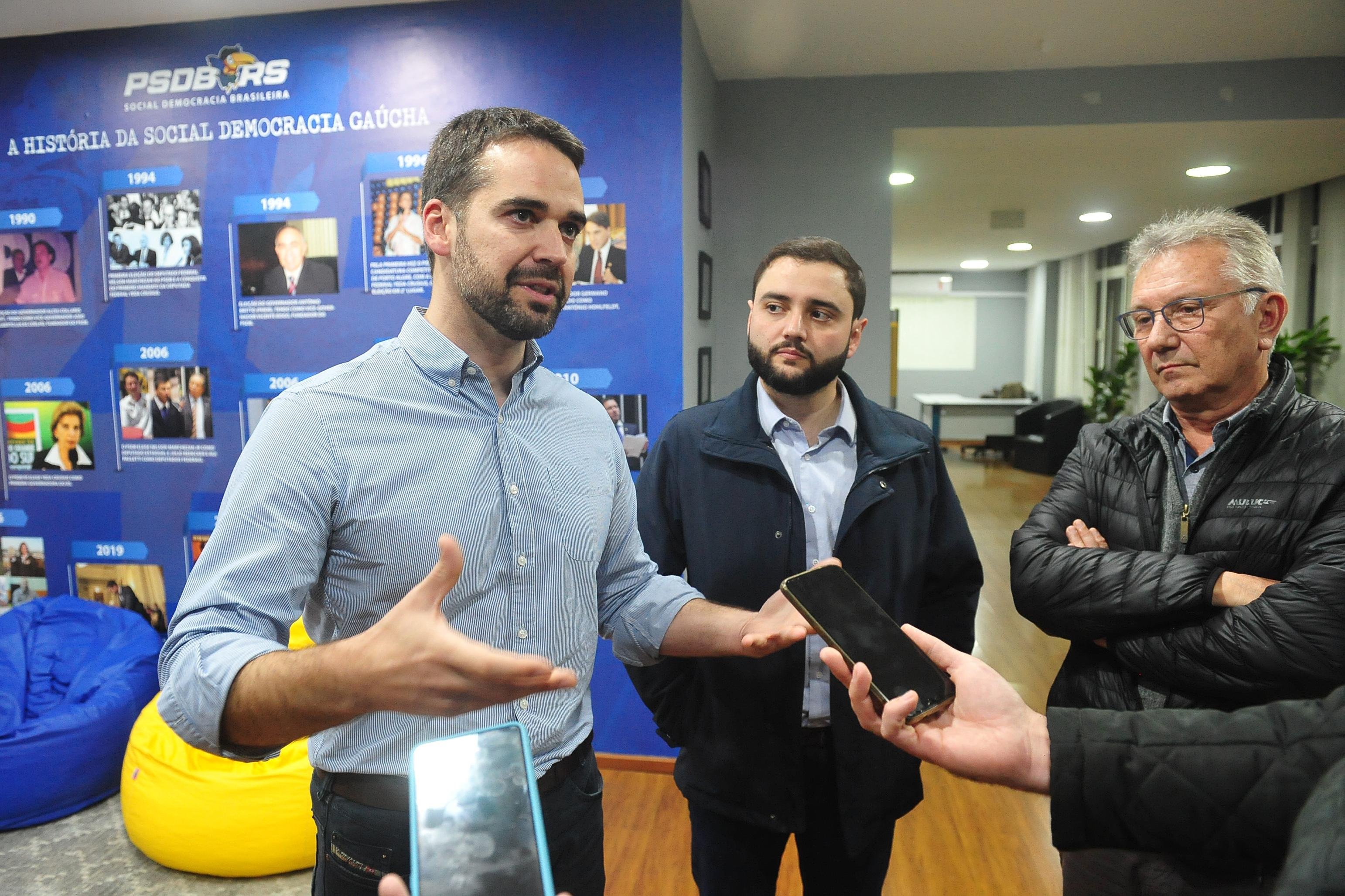 Eduardo Leite, Gabriel Souza e Luiz Carlos Busato participaram de reuni&atilde;o na noite desta ter&ccedil;a-feira