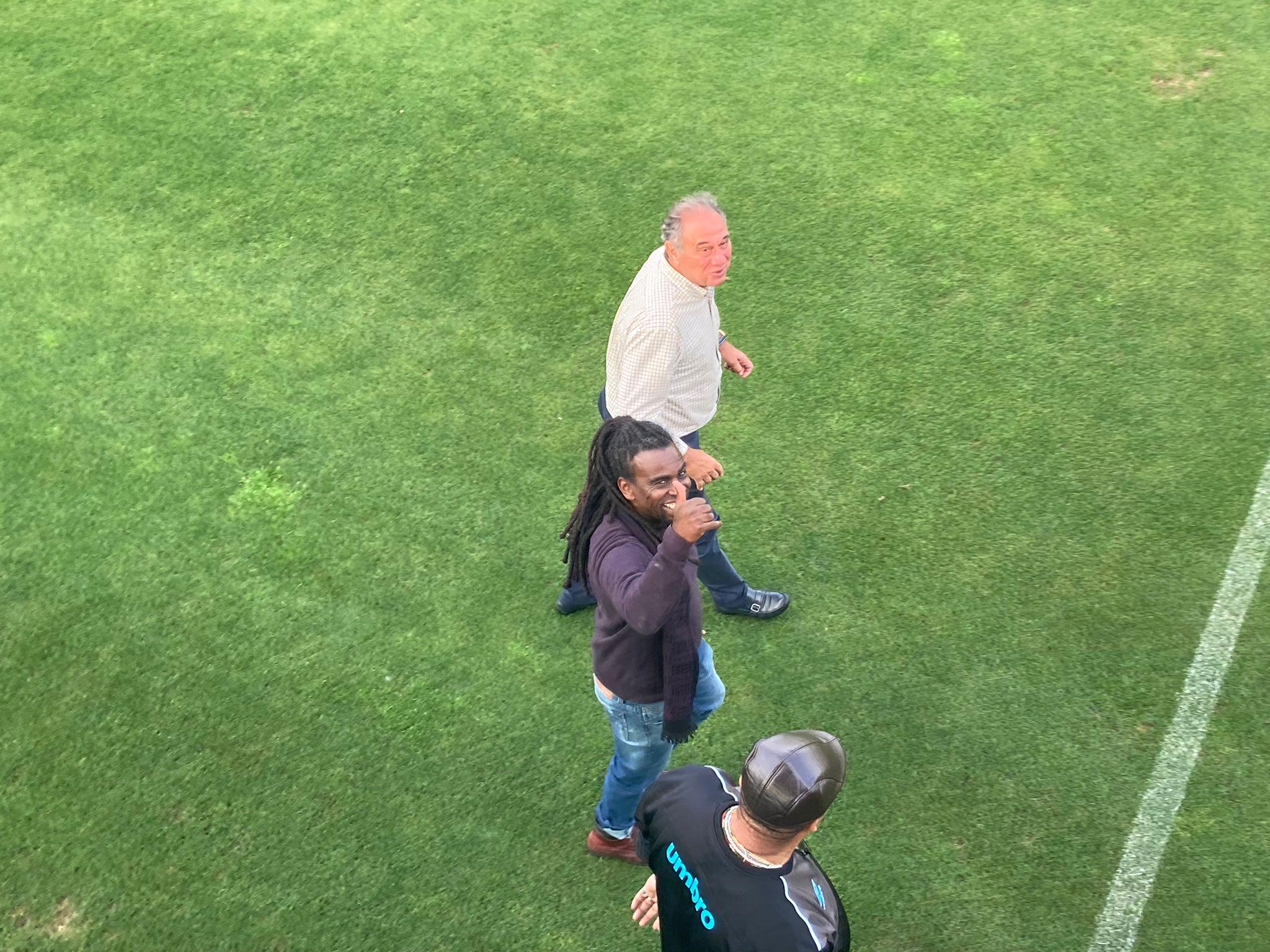 Tinga acompanhou treino ao lado de D&ecirc;nis Abrah&atilde;o