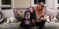 Lady Gaga posa para foto junto com sua cachorrada sã e salva