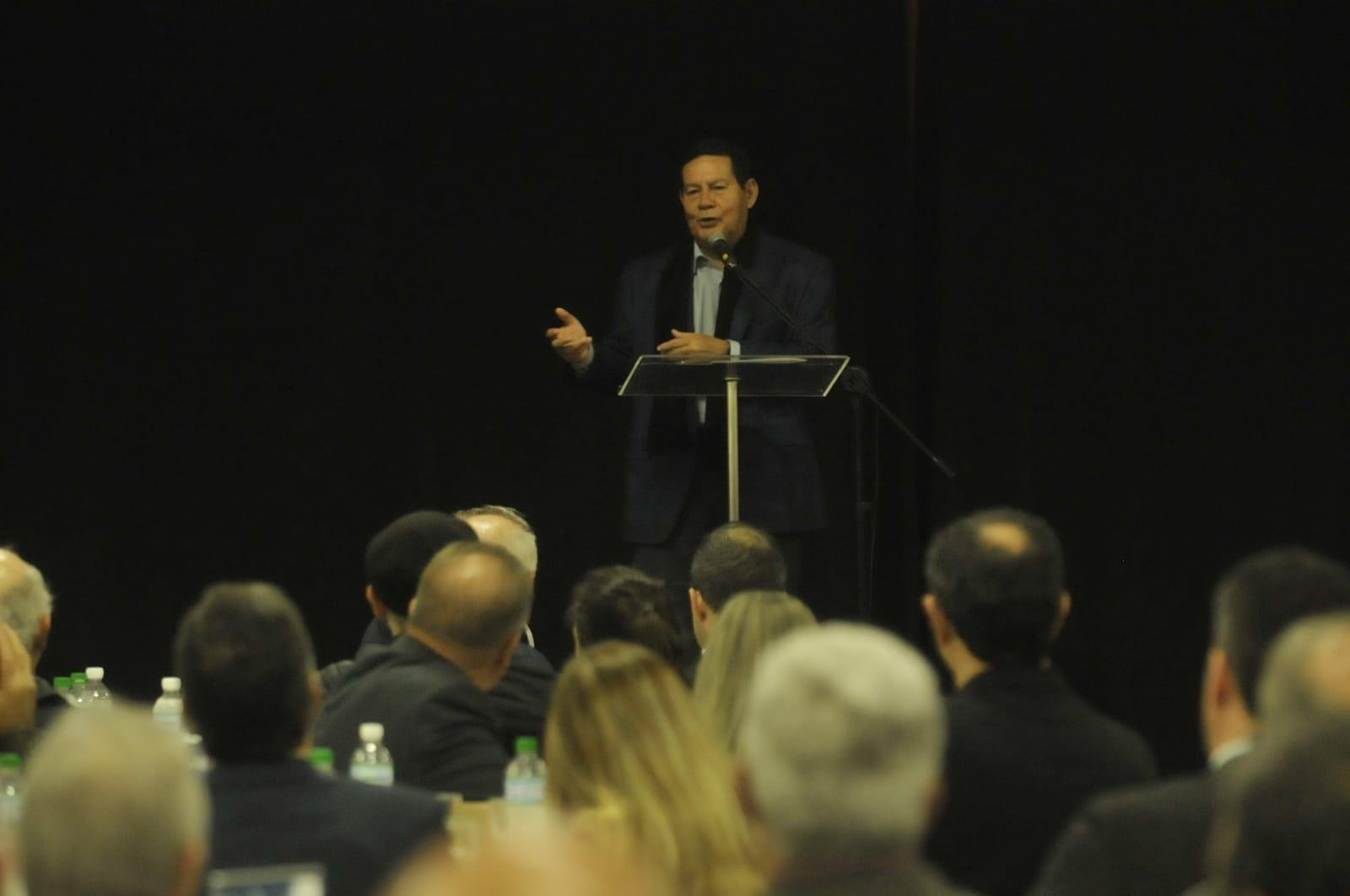 Mour&atilde;o palestrou durante o  "Vem pra Mesa com a ACIO", em Os&oacute;rio