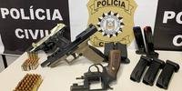 Duas pistolas com cinco carregadores, um revólver e 67 munições foram apreendidas na investigação