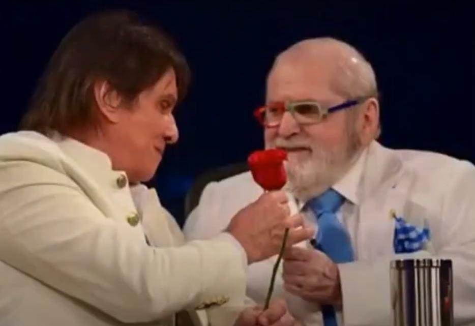 Roberto Carlos prestou homenagem para J&ocirc; durante show