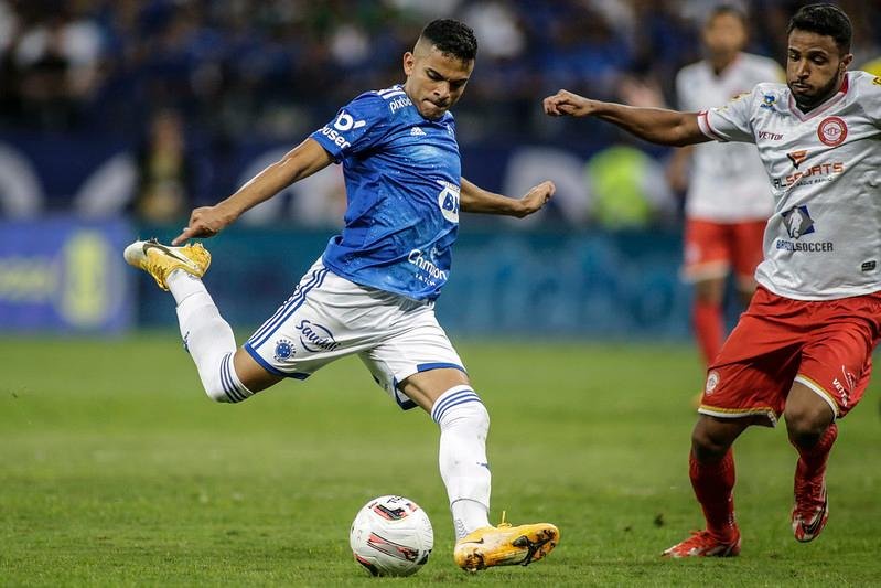 A Raposa segue na lideran&ccedil;a, agora com 49 pontos, e est&aacute; cada vez mais pr&oacute;xima de garantir a classifica&ccedil;&atilde;o antecipada para a S&eacute;rie A do Brasileir&atilde;o