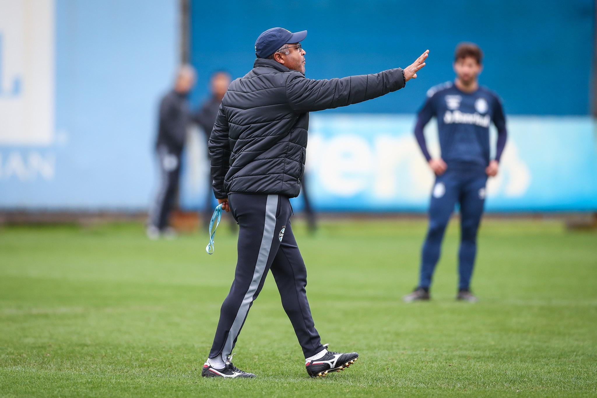 Roger Machado tem duas d&uacute;vidas na equipe titular