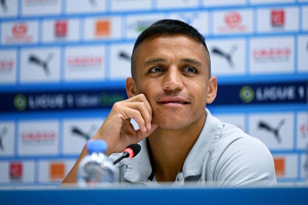 Alexis S&aacute;nchez foi apresentado nesta quarta-feira