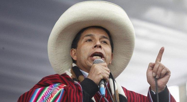 Pedro Castillo discursando enquanto usa trajes t&iacute;picos dos Andes