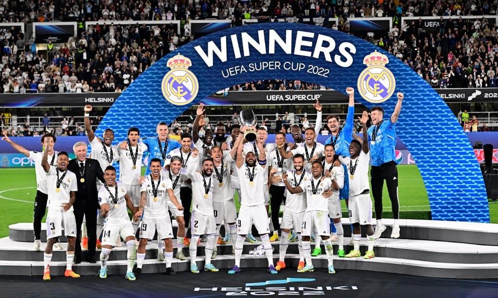 Jogadores do Real Madrid comemoram t&iacute;tulo da Supercopa da Uefa