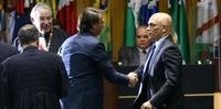 Jair Bolsonaro cumprimenta Alexandre de Moraes em cerimônia de posse de ministros do TST