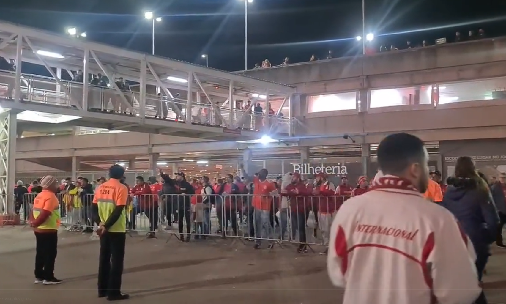 Grupo protestou na sa&iacute;da do est&aacute;dio