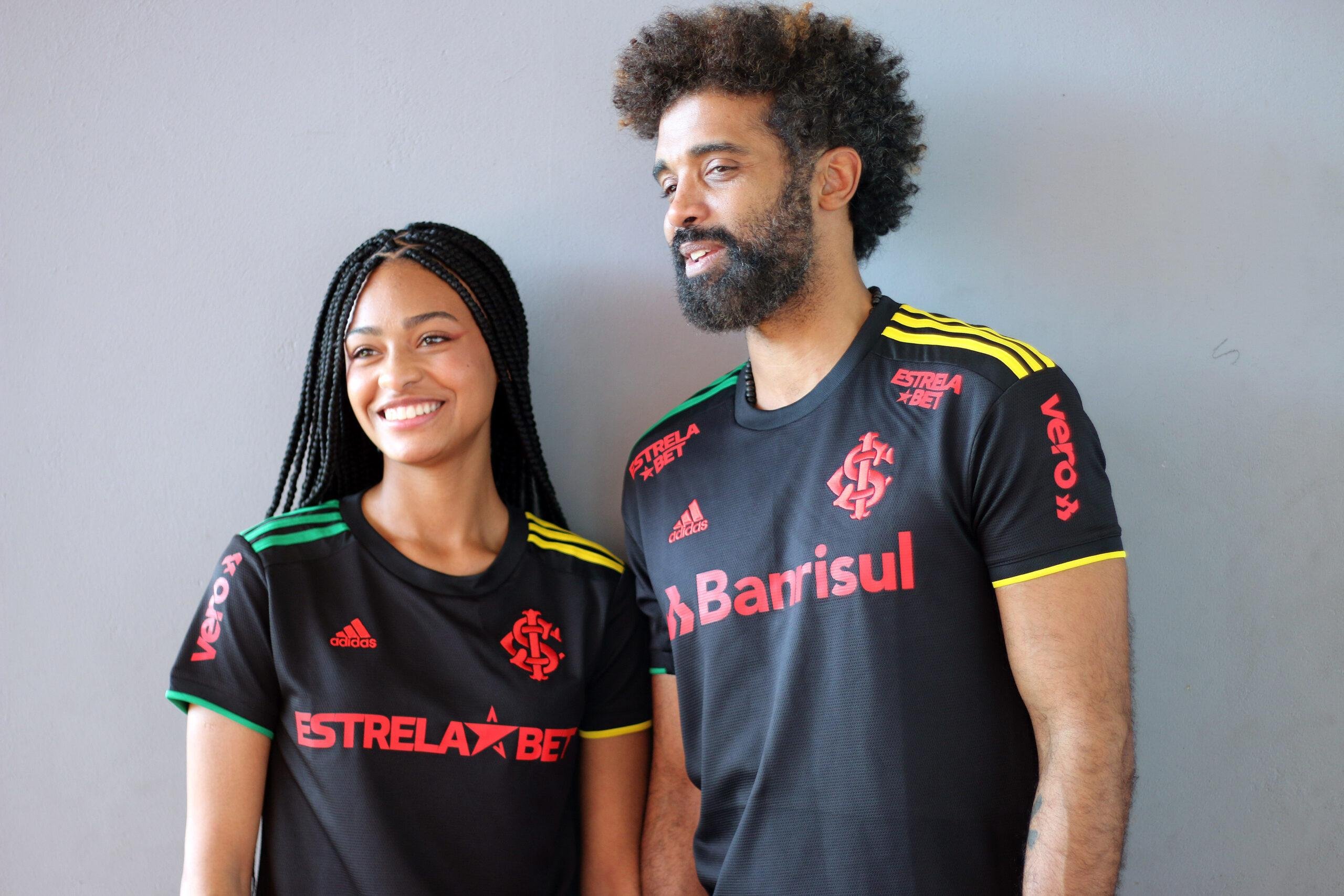 Camisa preta tem detalhes em vermelho, verde e amarelo