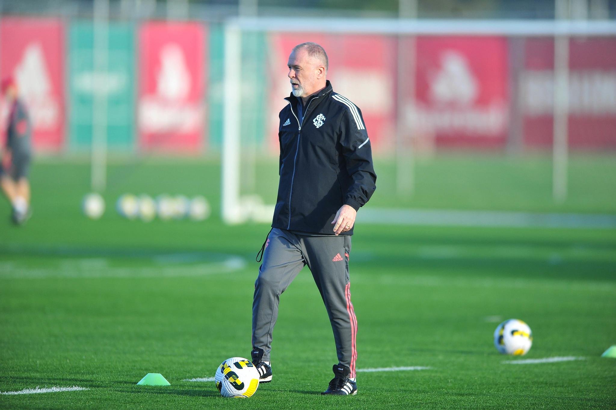 Mano Menezes vai estar na casamata colorada contra o Fluminense