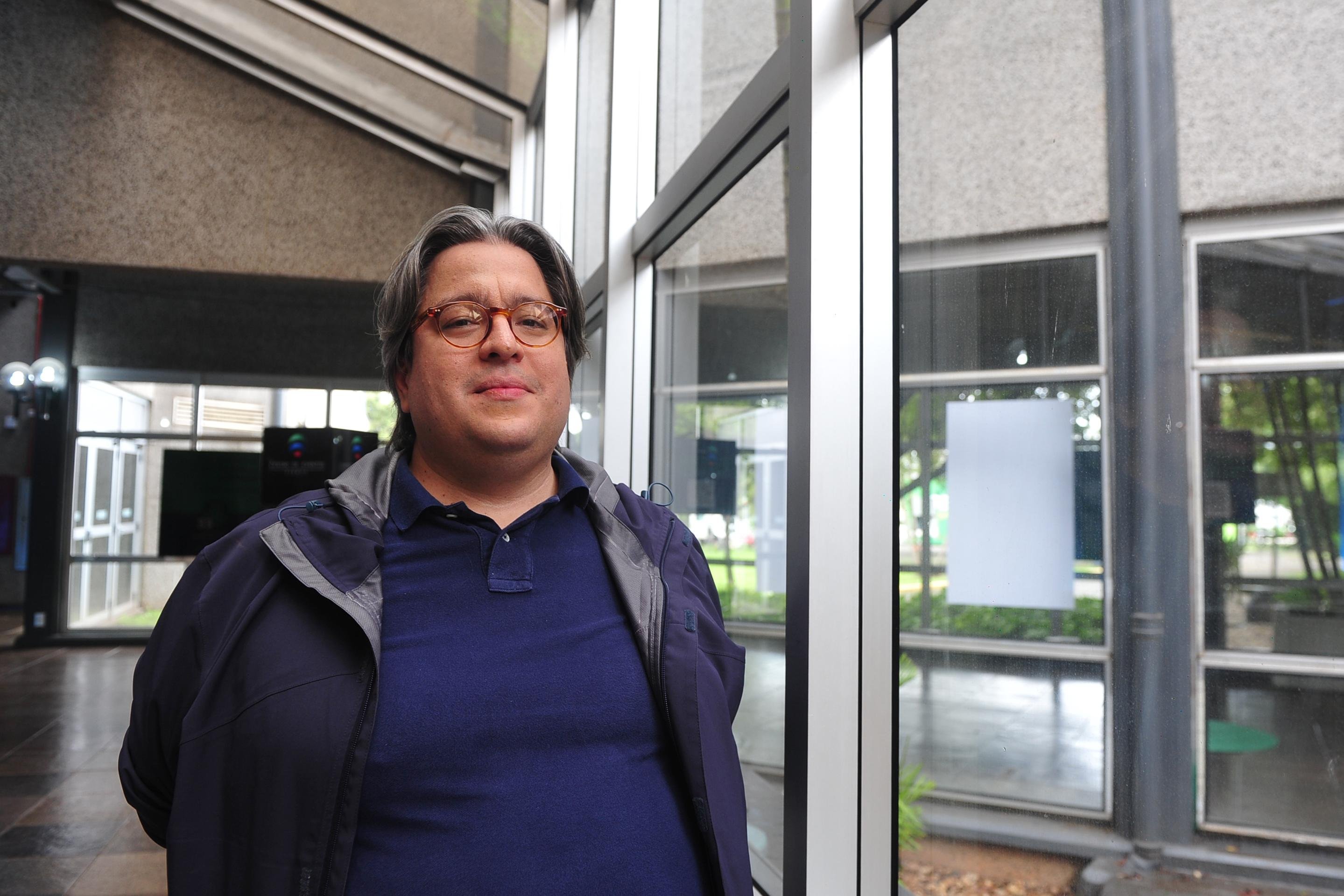 "Quando a gente vai analisar as grandes pesquisas, a gente v&ecirc; que o trabalho &eacute; um dos principais fatores de prote&ccedil;&atilde;o emocional. As pessoas que trabalham adoecem menos do que as que n&atilde;o trabalham. Ent&atilde;o, como que o trabalho sai de her&oacute;i para vil&atilde;o?"