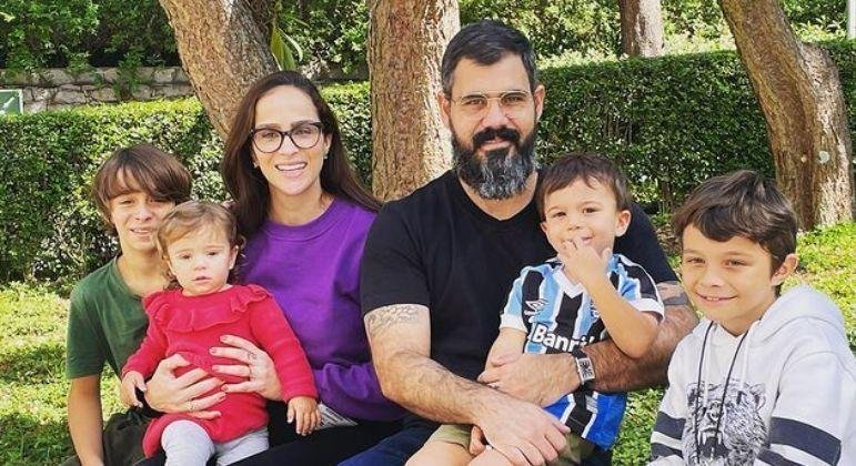 Ator Juliano Cazarr&eacute; e fam&iacute;lia.