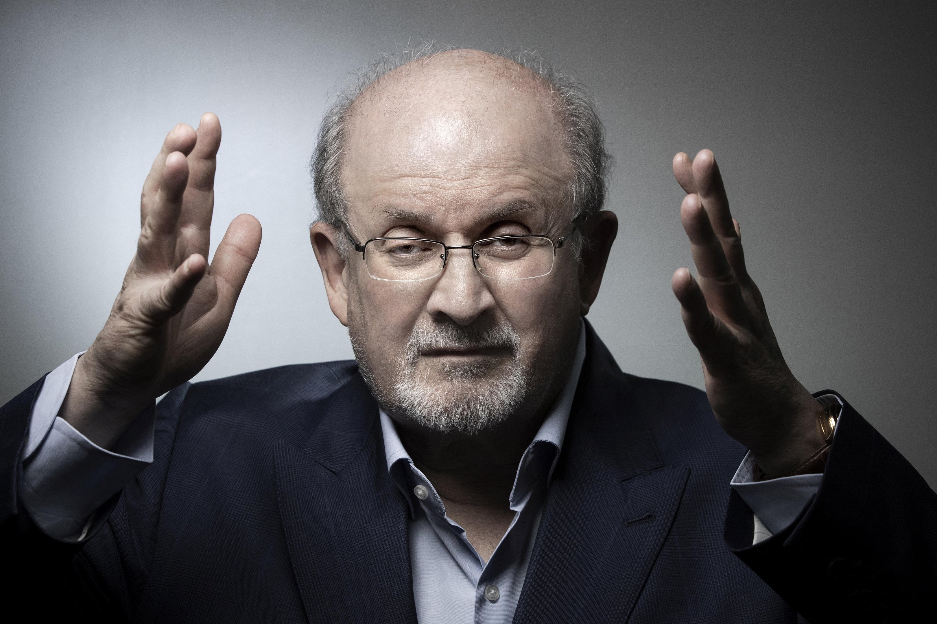 Processo de recupera&ccedil;&atilde;o do escritor Salman Rushdie dever&aacute; ser longo.