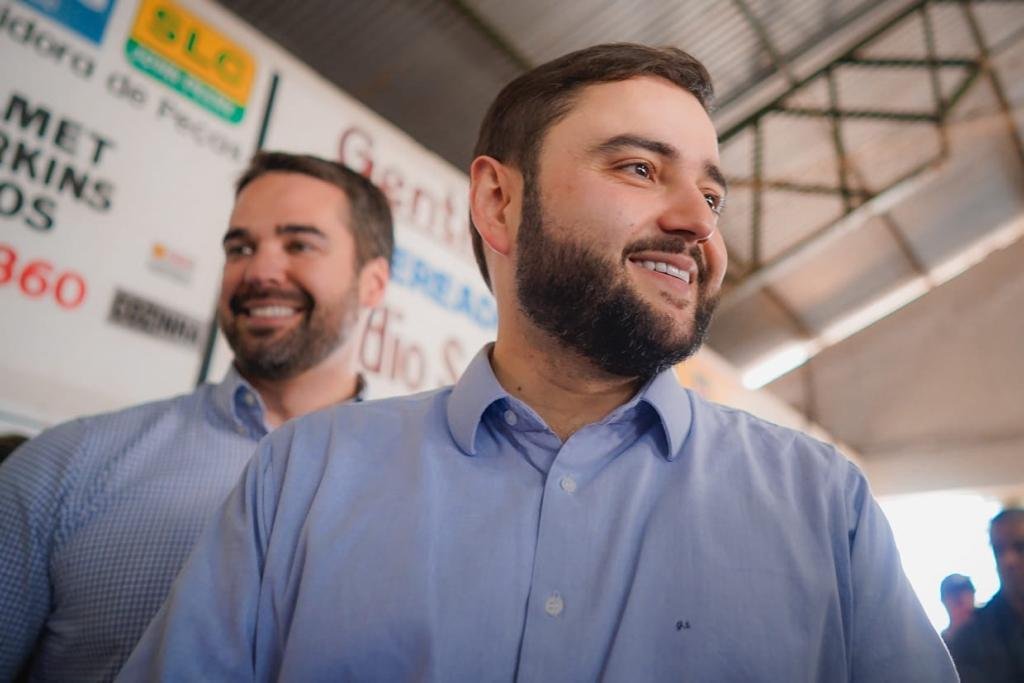 Leite e Gabriel Souza em Santo Cristo, na 46&deg; edi&ccedil;&atilde;o do evento para celebrar o Dia Estadual do Porco. Candidatos t&ecirc;m visitado diret&oacute;rios do MDB no Interior
