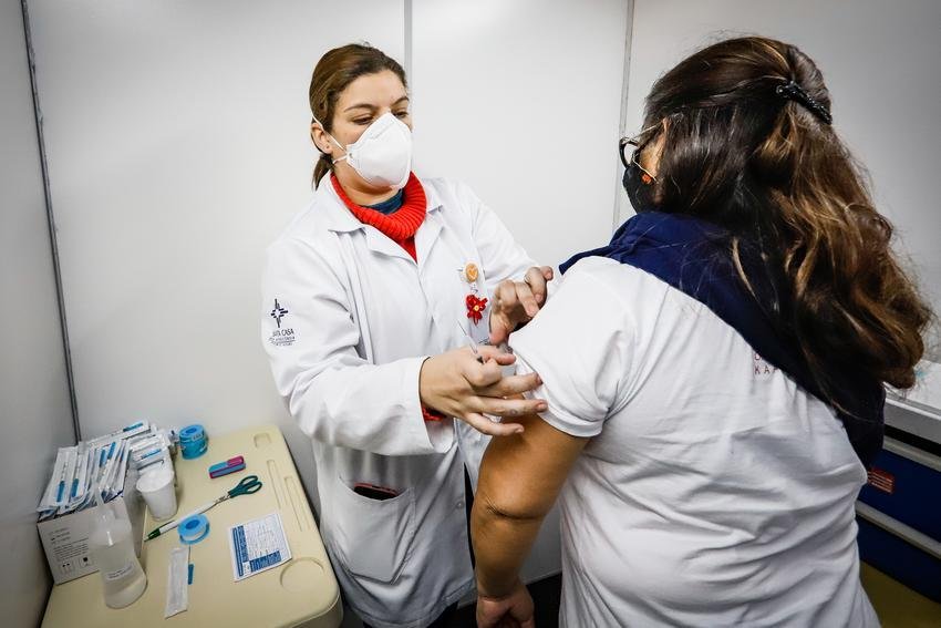 Aplica&ccedil;&atilde;o do imunizante requer identidade e carteira de vacina&ccedil;&atilde;o