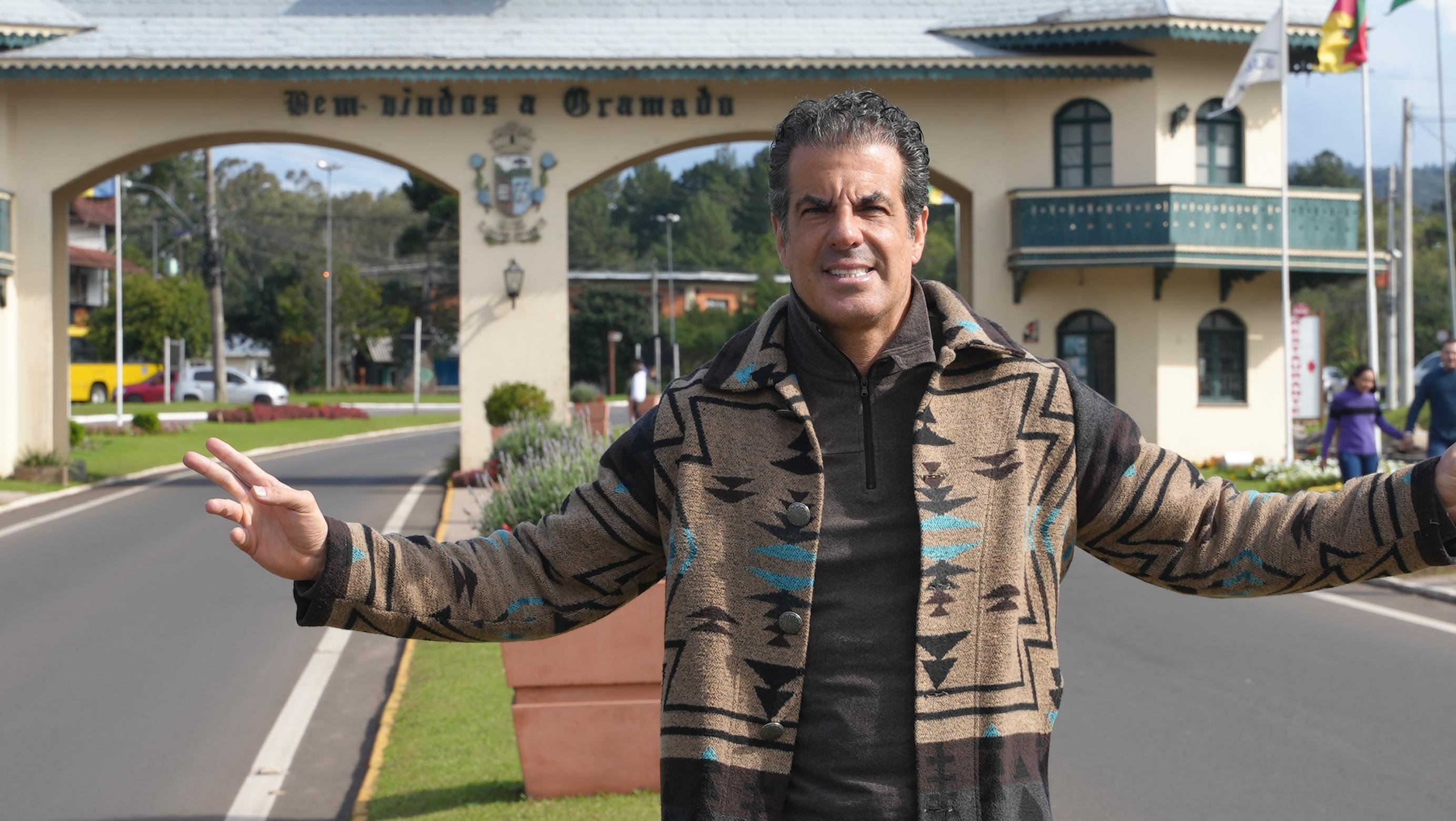 &Aacute;lvaro Garnero mostra no quadro 50 por 1 alguns dos principais cart&otilde;es postais de Gramado