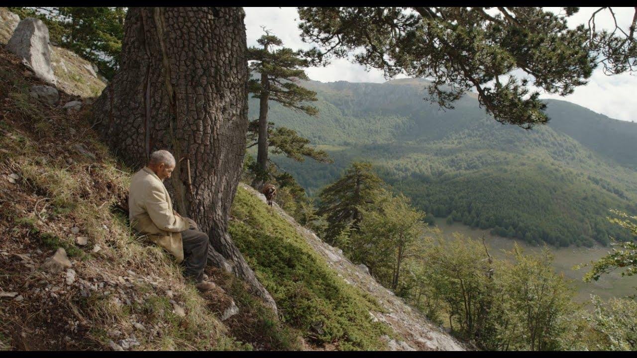 Frammartino baseou-se na expedi&ccedil;&atilde;o que espele&oacute;logos italianos fizeram ao Sul da It&aacute;lia no come&ccedil;o dos anos 1960., quando descobriram a caverna mais funda do pa&iacute;s. O filme constr&oacute;i-se segundo dois movimentos inversos: um cinejornal lembra a constru&ccedil;&atilde;o do pr&eacute;dio mais alto de Mil&atilde;o e na mesma &eacute;poca, o movimento dos cientistas era para baixo, rumo &agrave;s entranhas da Terra.