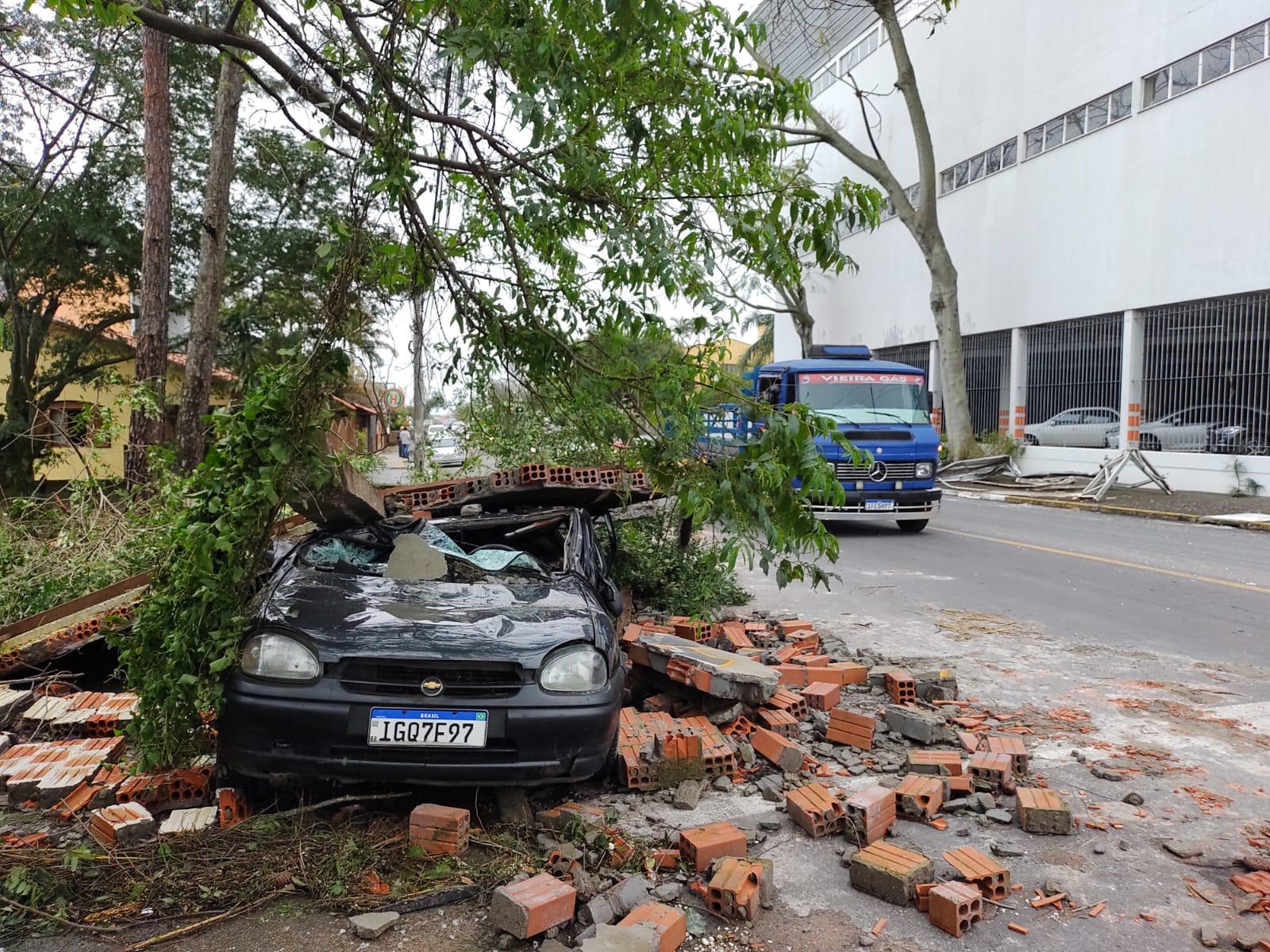 Temporal de ter&ccedil;a-feira noite provocou muitos danos tamb&eacute;m em Canoas