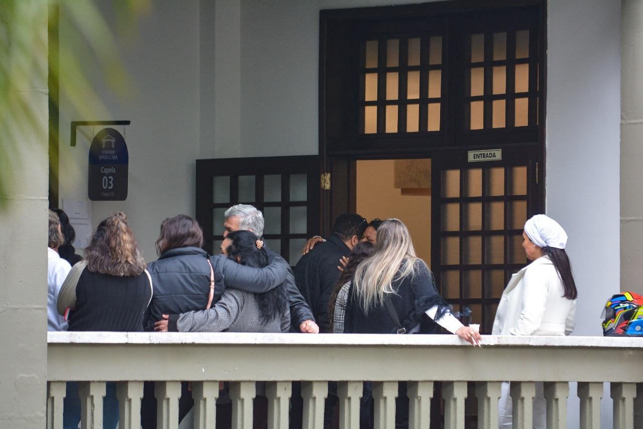 Familiares e amigos de Daner Hernandez Silva estiveram presentes no Cemit&eacute;rio da Santa Casa de Miseric&oacute;rdia
