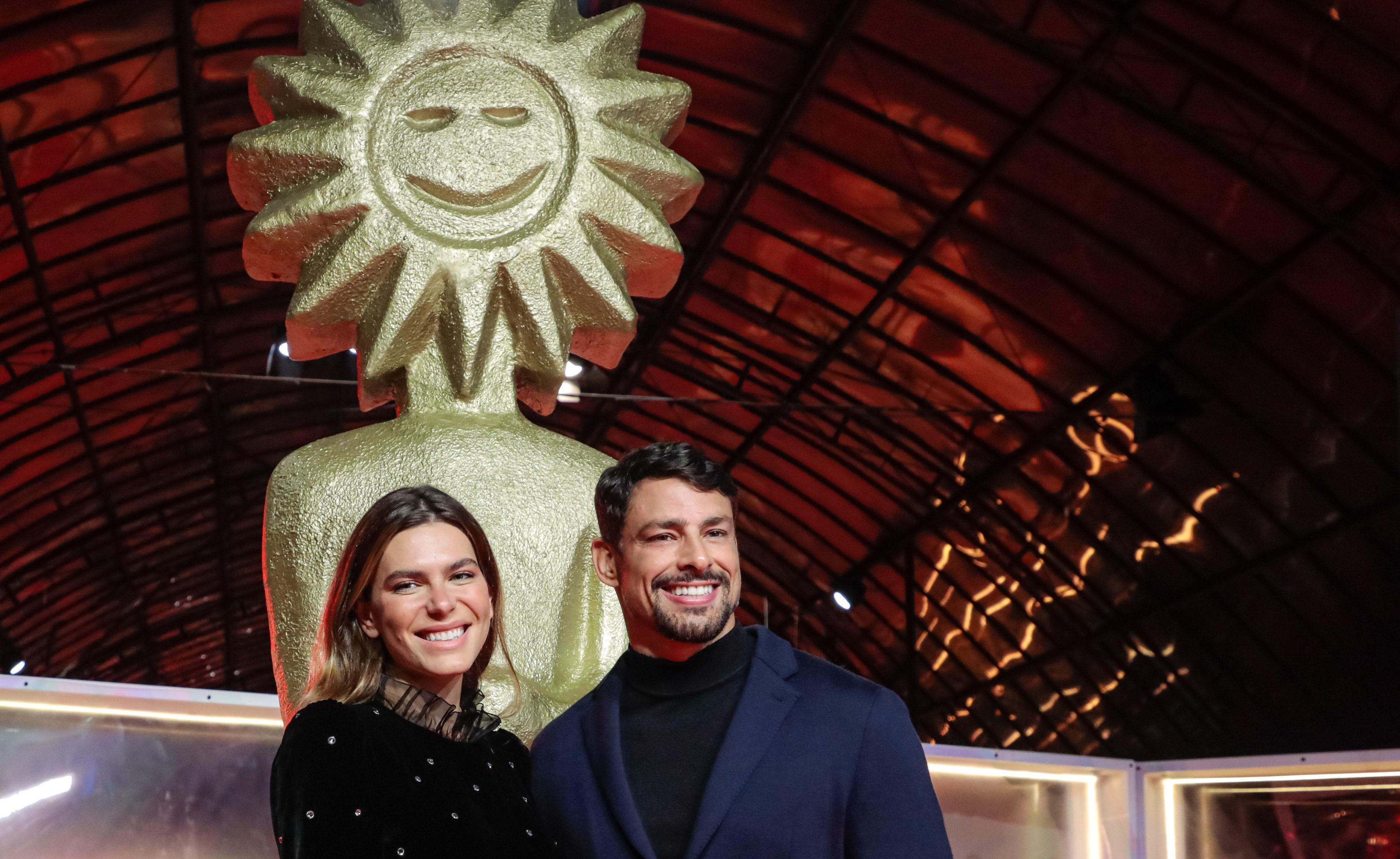 Cau&atilde; Reymond, que esteve em Gramado acompanhado da mulher, Mariana Goldfard,  e causou alegria  e frenesi dos f&atilde;s no tapete vermelho