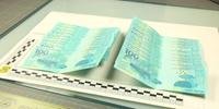 Suspeitos compravam cédulas falsas em redes sociais e recebiam as notas por encomendas enviadas através dos Correios.