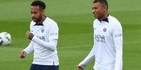 Neymar e Mbappé em treino do PSG