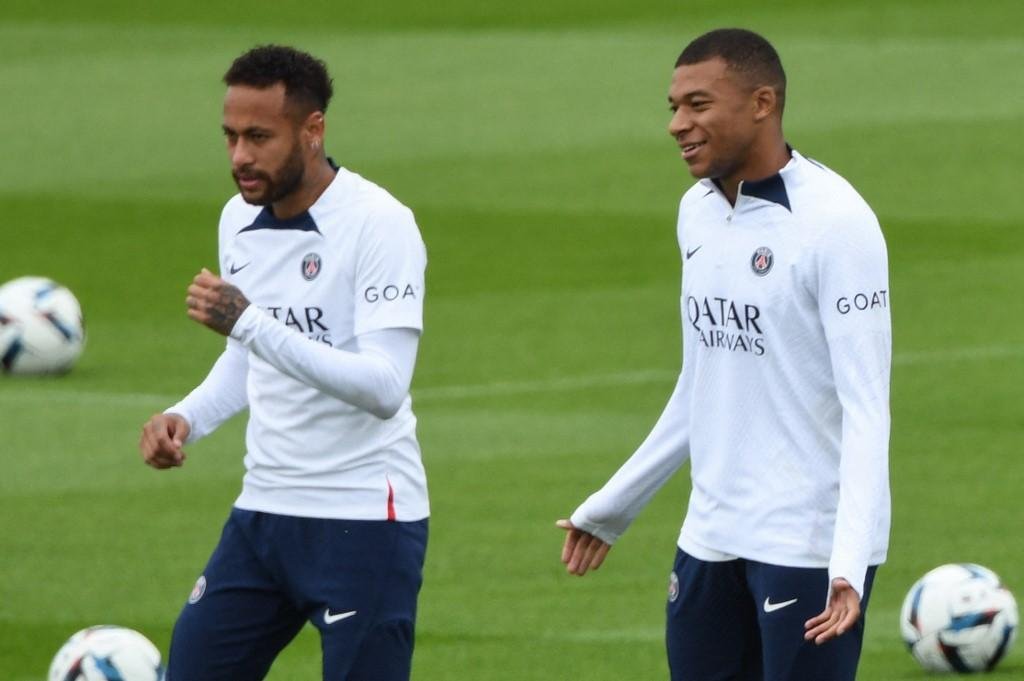 Neymar e Mbapp&eacute; em treino do PSG
